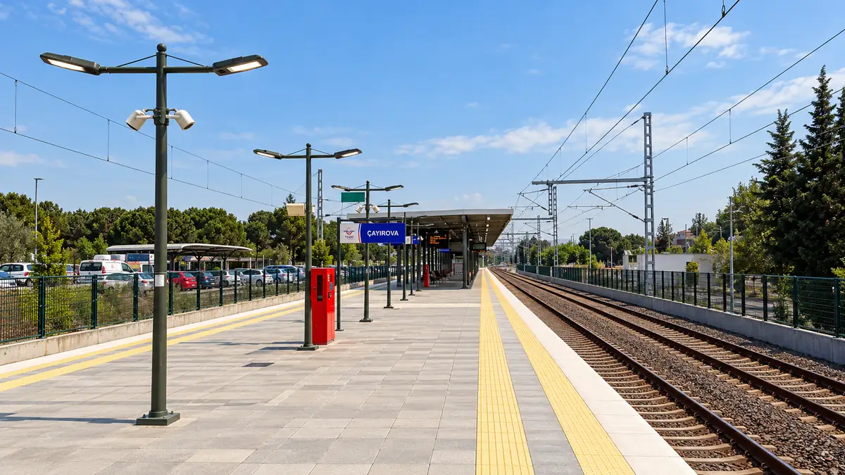 Çayırova commuter rail station platform