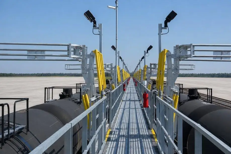 Rail loading gantry above tank wagons